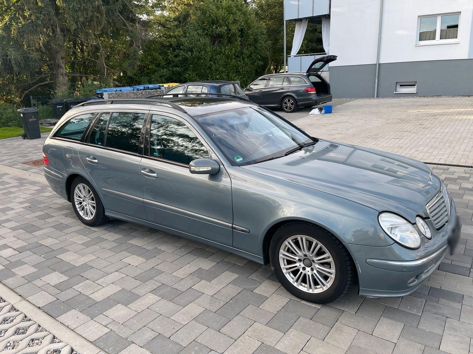 Mercedes-Benz 220 2004 — rear view