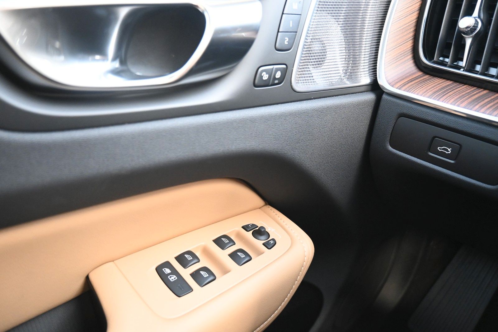 Fahrzeugabbildung Volvo XC60 B5 AWD Ultra Dark*LUFT*360°*ACC*B&W*AHK