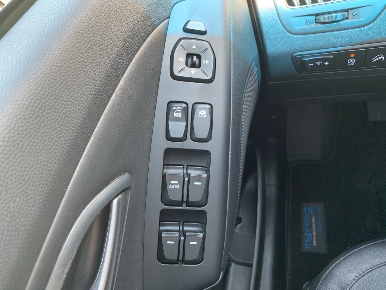 Fahrzeugabbildung Hyundai ix35 1.6 GDI 8-Fach Bereift Teilleder EXPORT