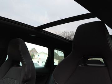 Fahrzeugverkauf 11 Skoda Karoq Sportline 4x4 AHK Pano 19 Zoll NAVI
