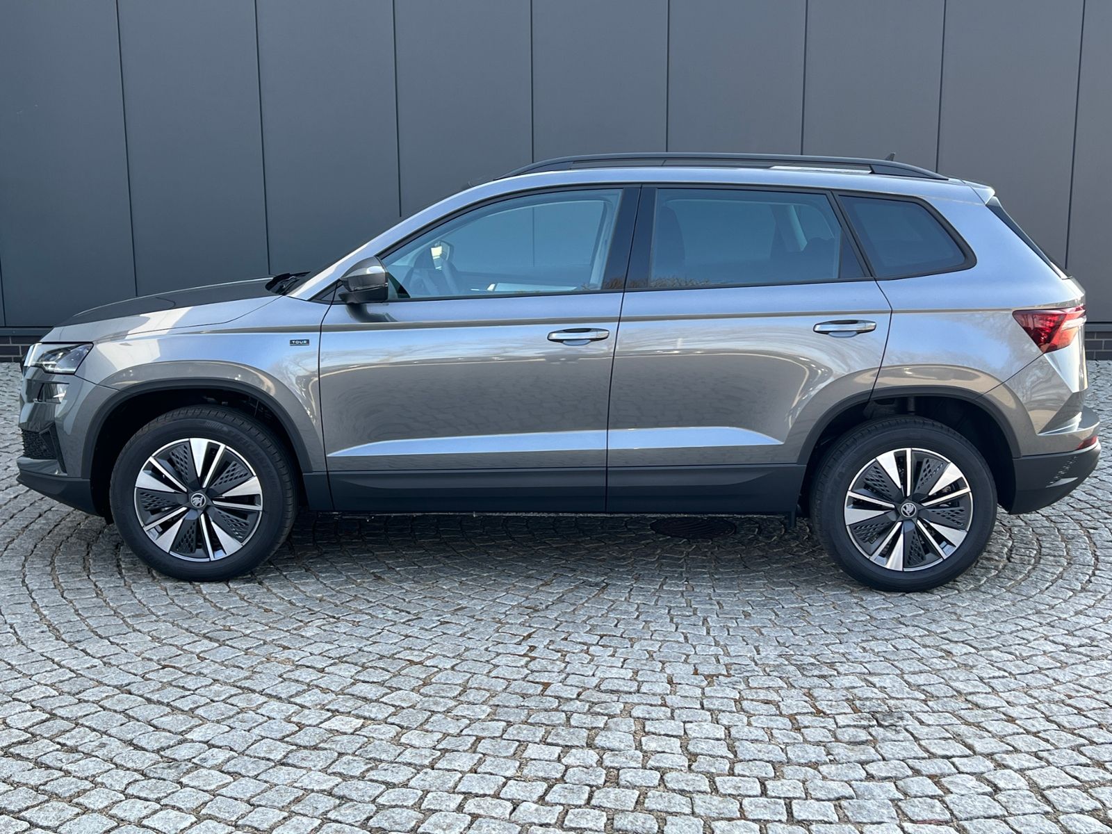 Fahrzeugabbildung SKODA Karoq Tour 1.5 TSI DSG *AHK, 17" LM-Felge, Navi,