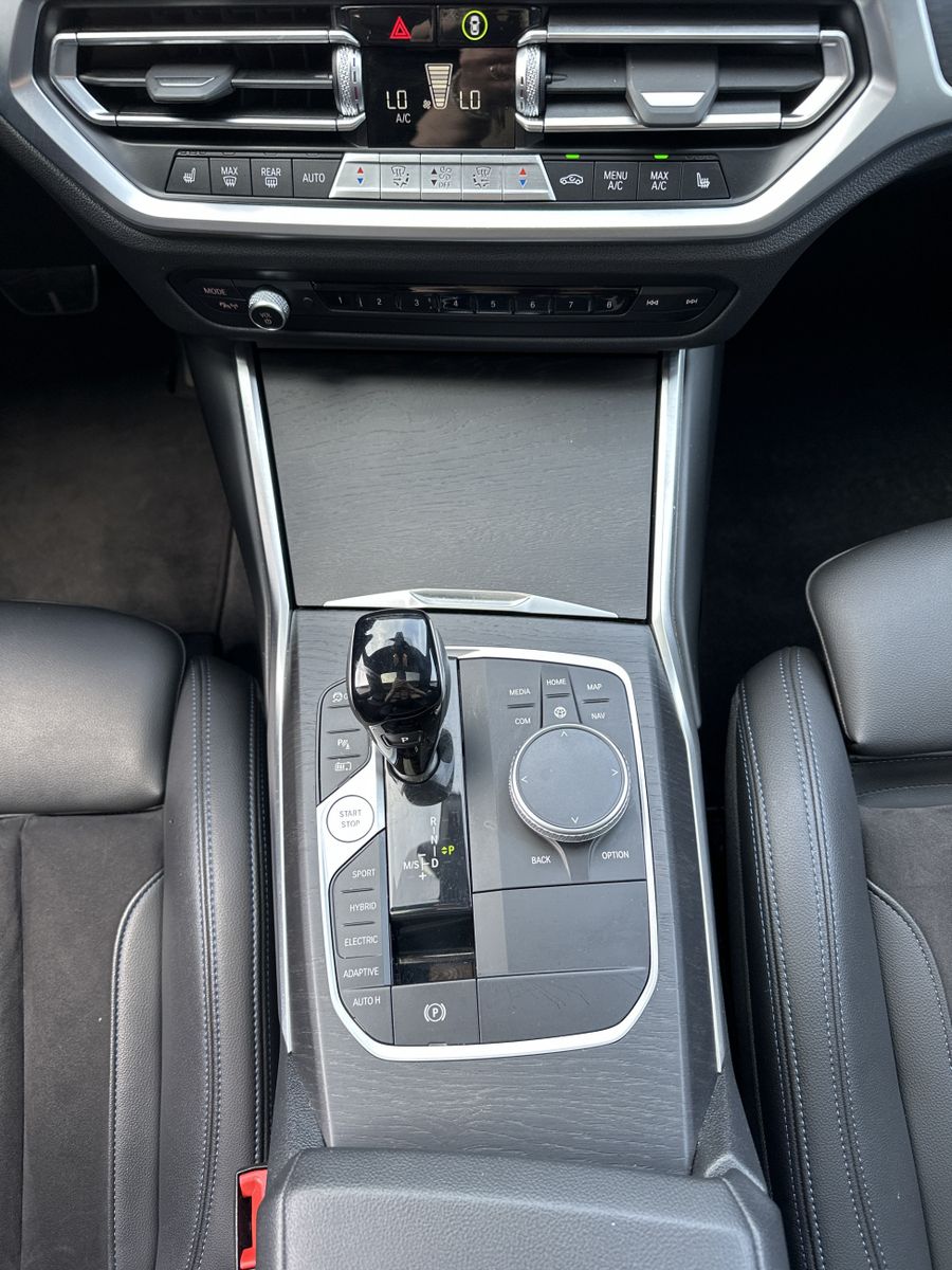 Fahrzeugabbildung BMW 330e Touring xDrive M-Sport NAV+LED+AHK+PANO+SHZ