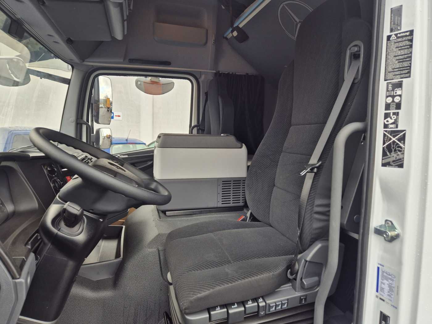Fahrzeugabbildung Mercedes-Benz Atego 1527 L L-Haus LBW Palfinger 1.500kg 2 Bett