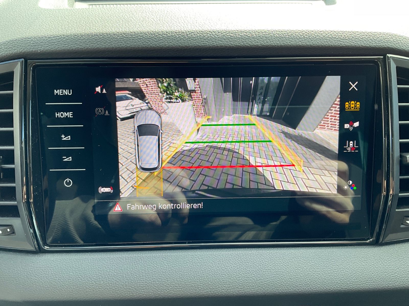 Fahrzeugabbildung SKODA Karoq 1.5l TSI ACT DSG,Navi,Kamera,LED,VirtualCo
