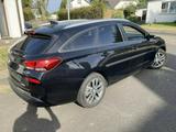 Hyundai i30 1.6CRDi Aut.Navi.Klima.Temp.Kam.SHZ.GARANTIE - Hyundai i30 mit Diesel-Antrieb: Kombi, Automatik, 1.6