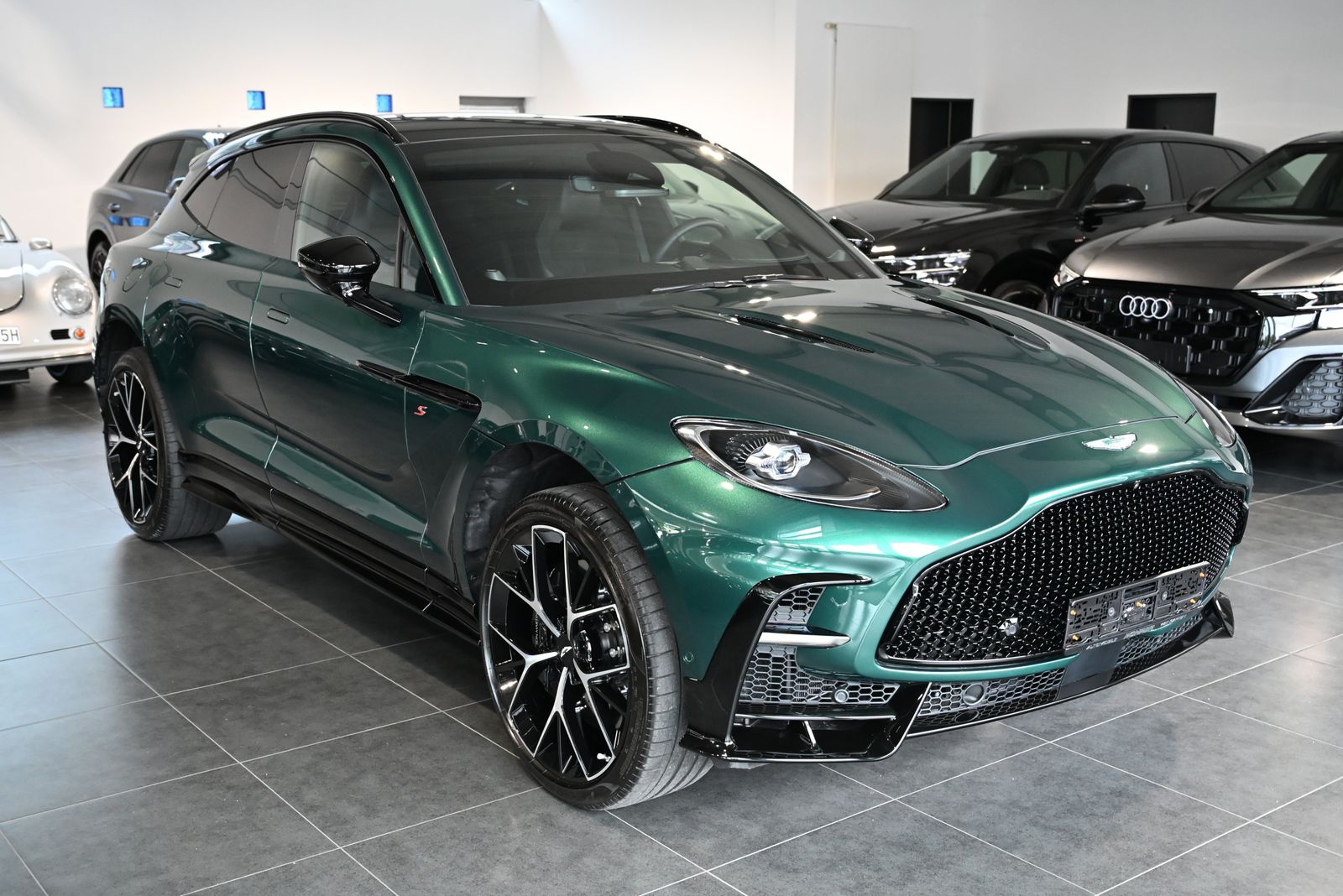 Aston Martin DBX S Malachite Green/Bowers&Wilkins/S-Alcantara imagem 3