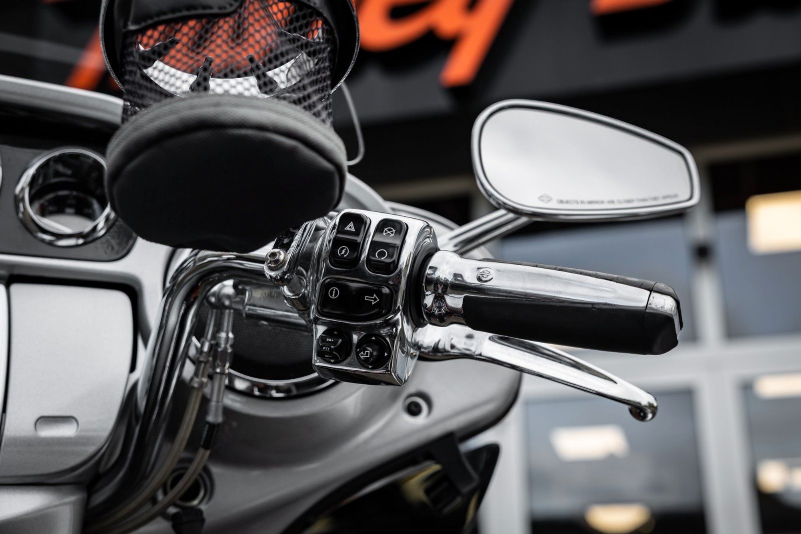 Fahrzeugabbildung Harley-Davidson FLHTKSE CVO E-Glide - V-Triebwerk Gespann