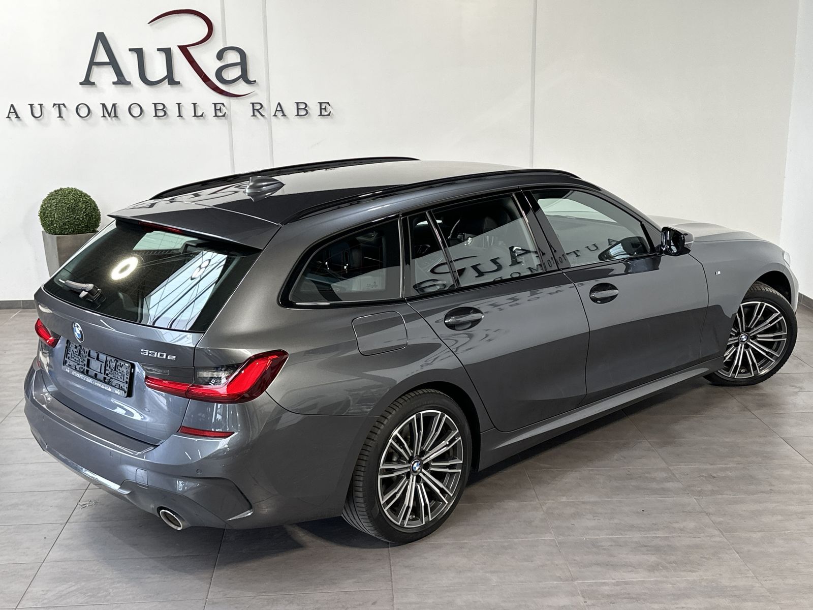 Fahrzeugabbildung BMW 330e Touring M-Sport NAV+LED+ACC+LIVE-COCKPIT+PP