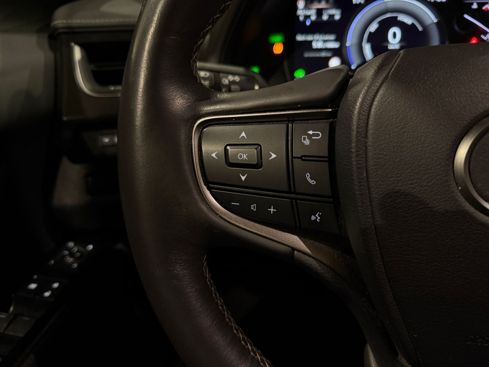 Fahrzeugabbildung Lexus UX 250 h RFK LED ALU 18"