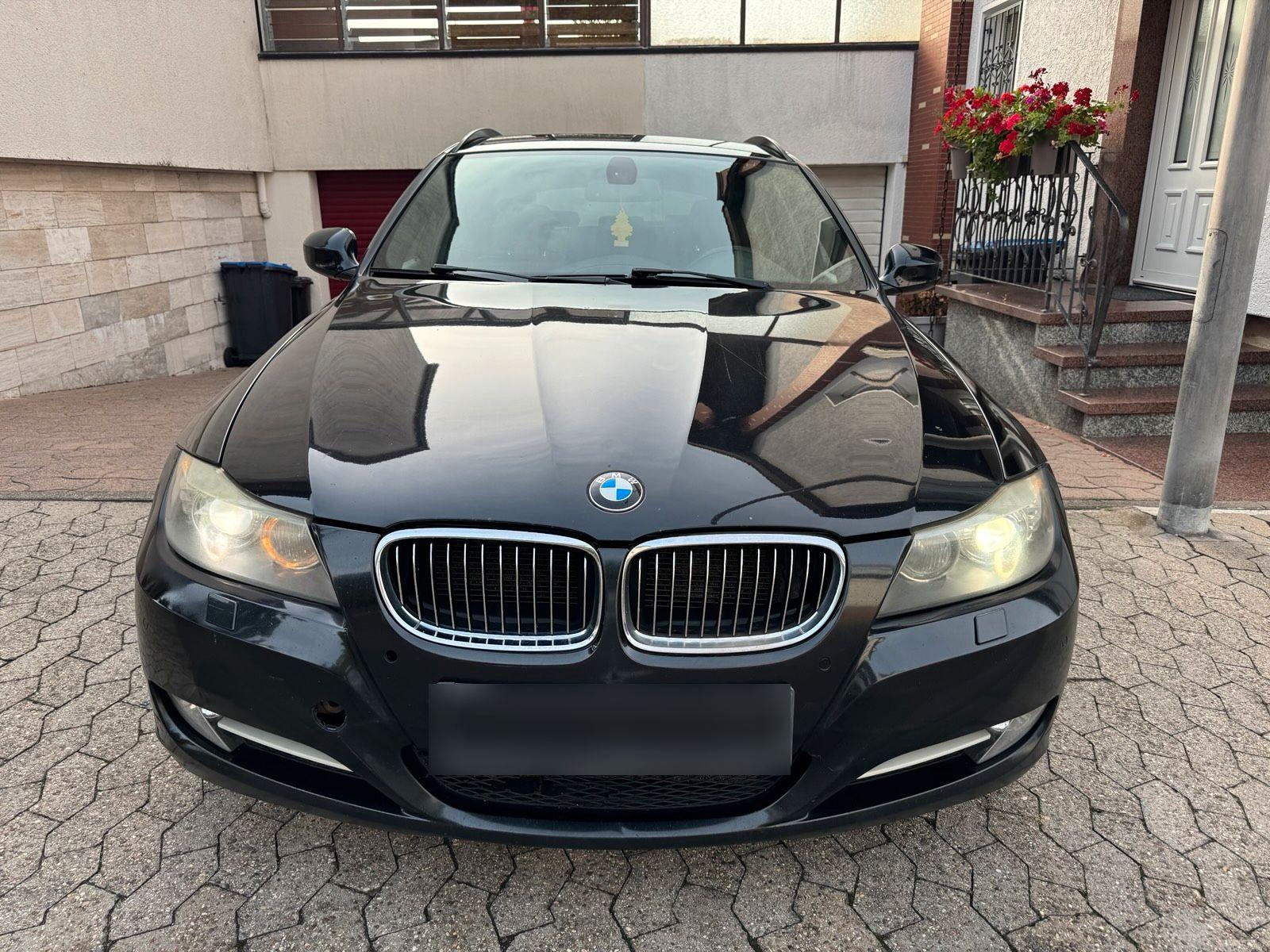 BMW 320 2011 — rear view