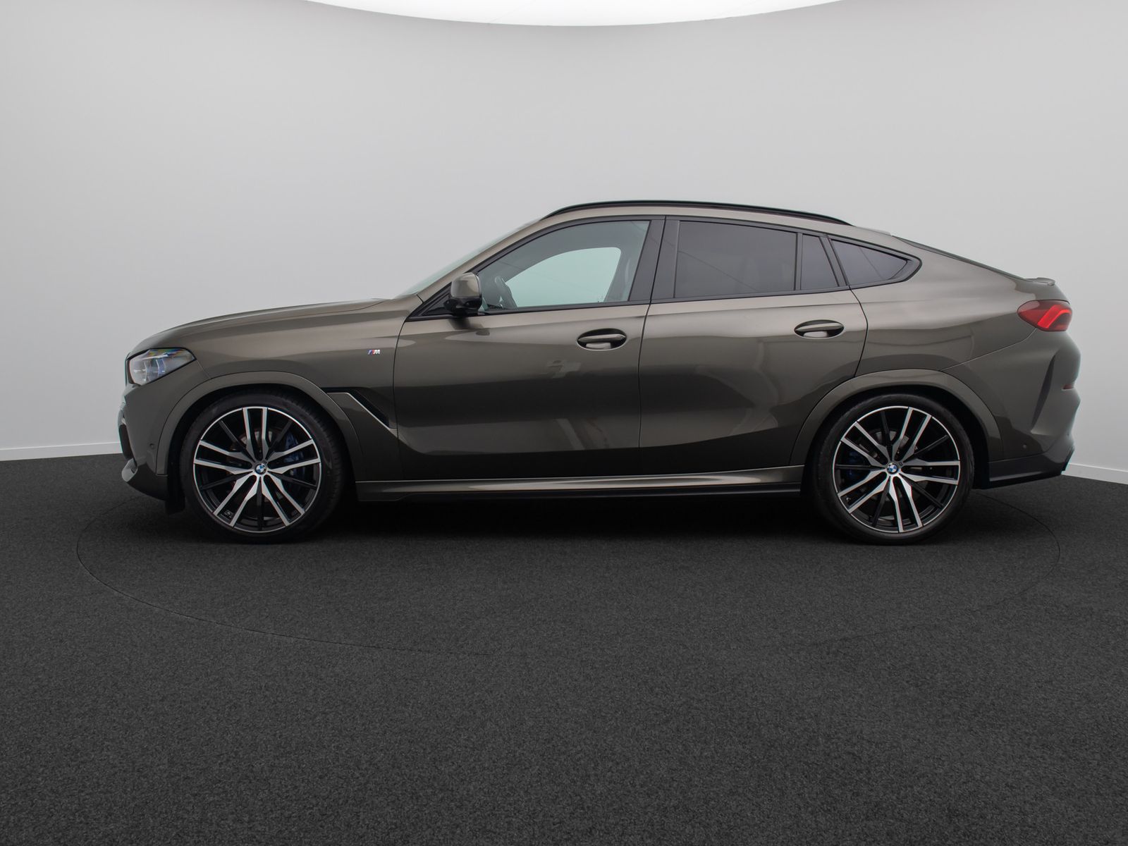 Fahrzeugabbildung BMW X6 xD40i M Sport 360°DAB Panorama Individual 22"
