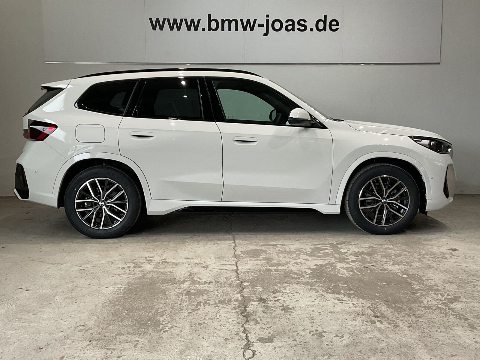 Fahrzeugabbildung BMW iX1 eDrive20 Komfortzugang, Head-Up-Display, AHK