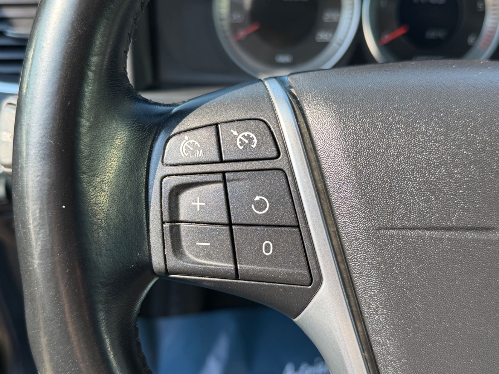 Fahrzeugabbildung Volvo V60 Kombi Momentum/Bi-Xen-./AHK/Temp./Navi/PDC