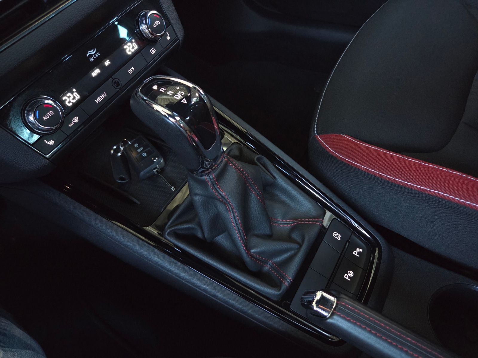 Fahrzeugabbildung SKODA KAMIQ  Monte Carlo PANO LED NAVI ALU