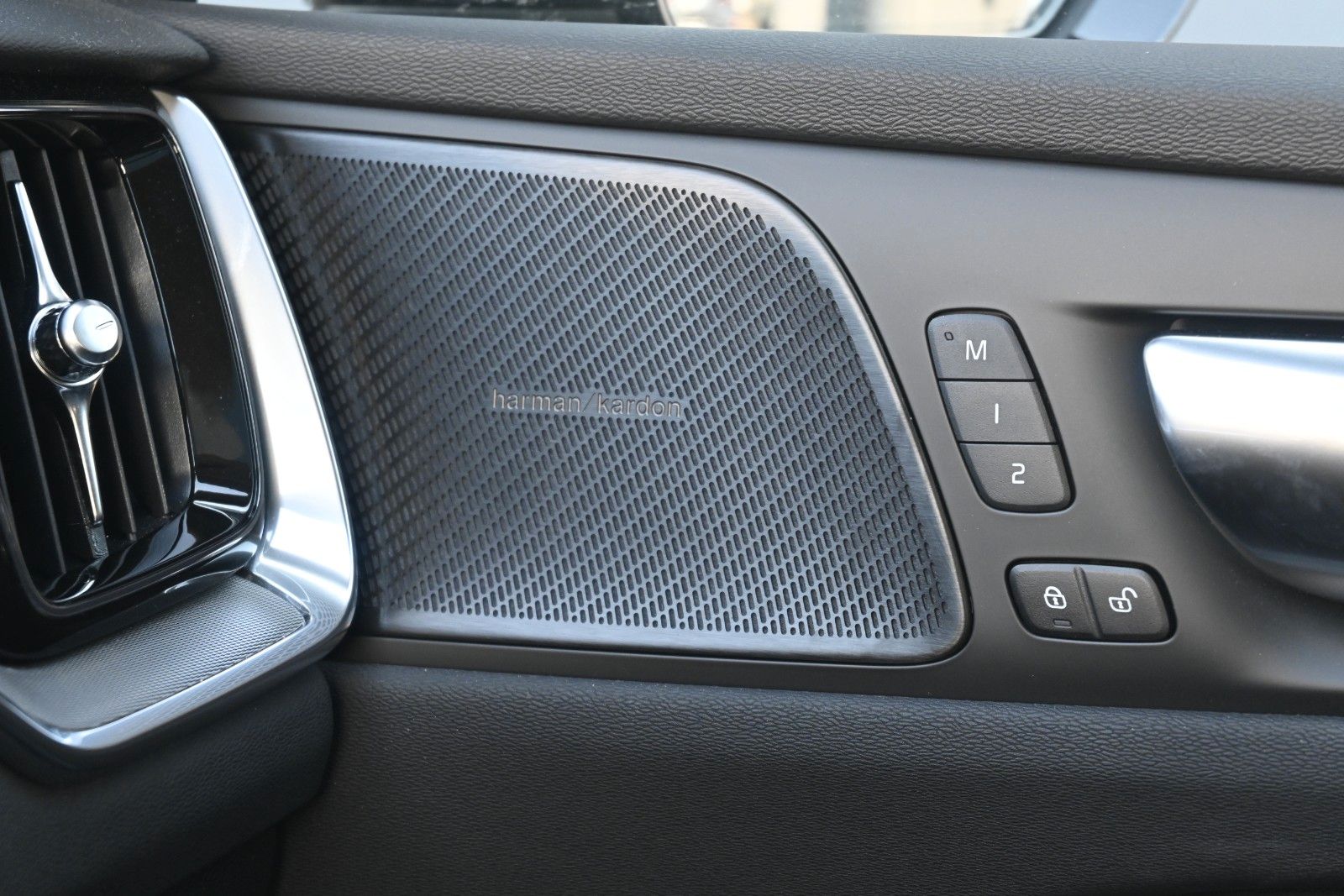 Fahrzeugabbildung Volvo V60 B4 DKG Plus Dark*HuD*PANO*360°*ACC