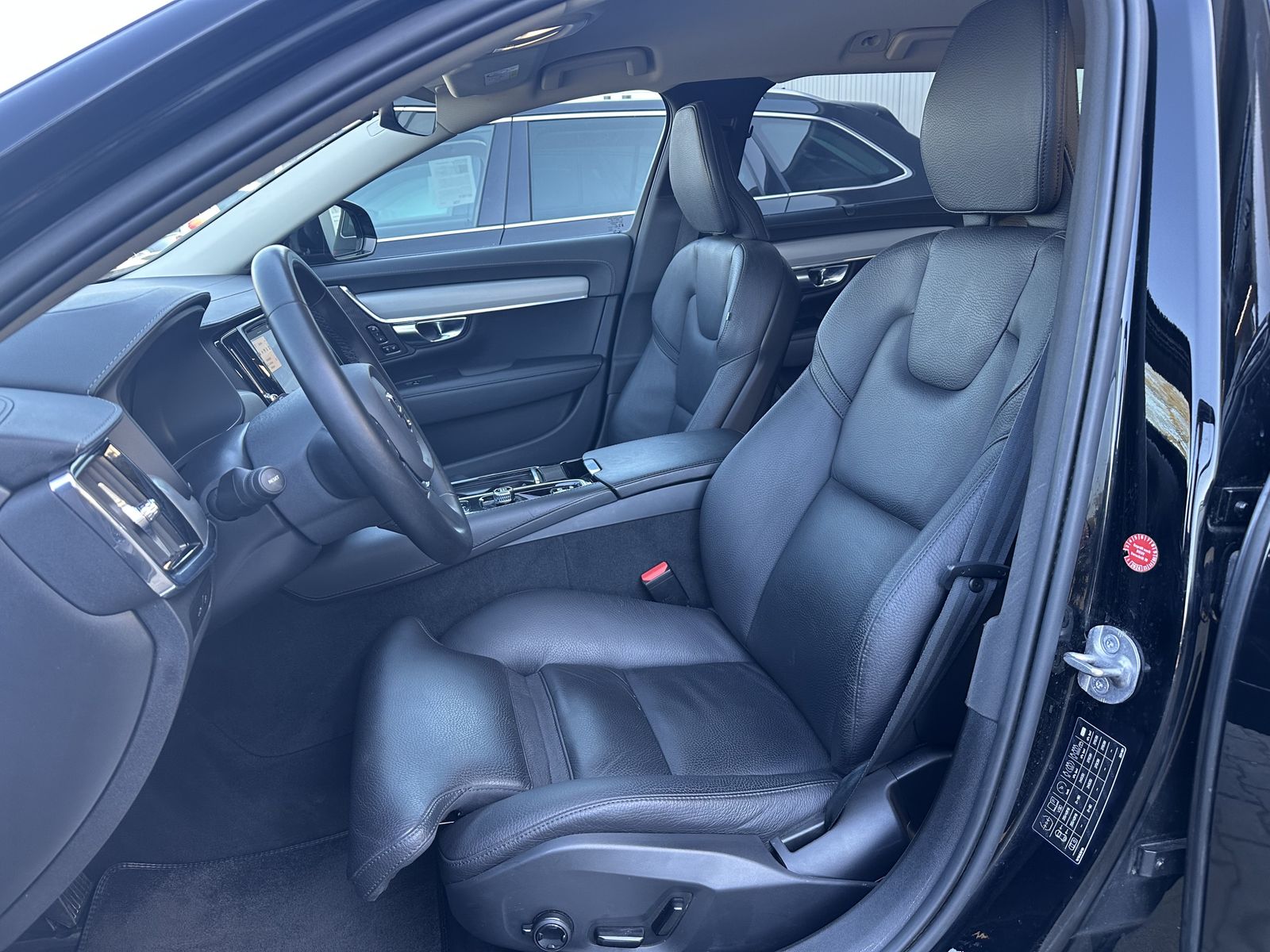 Fahrzeugabbildung Volvo V90 T6 Plus Dark Plug-In Hybrid AWD NAV+LED+AHK