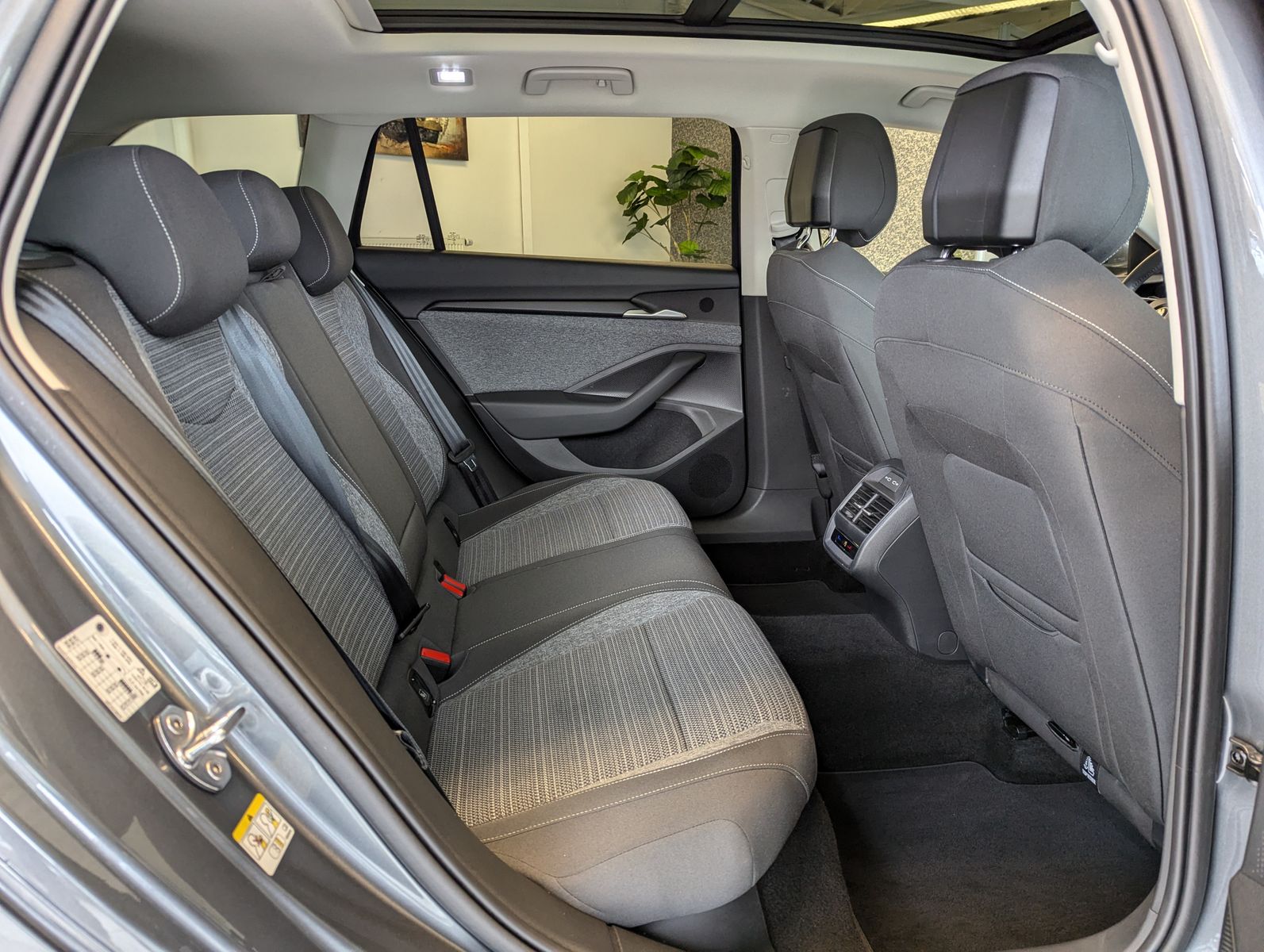 Fahrzeugabbildung SKODA Superb 2.0TDI DSG 4x4 Pano Matrix ACC AHK 5J Gar