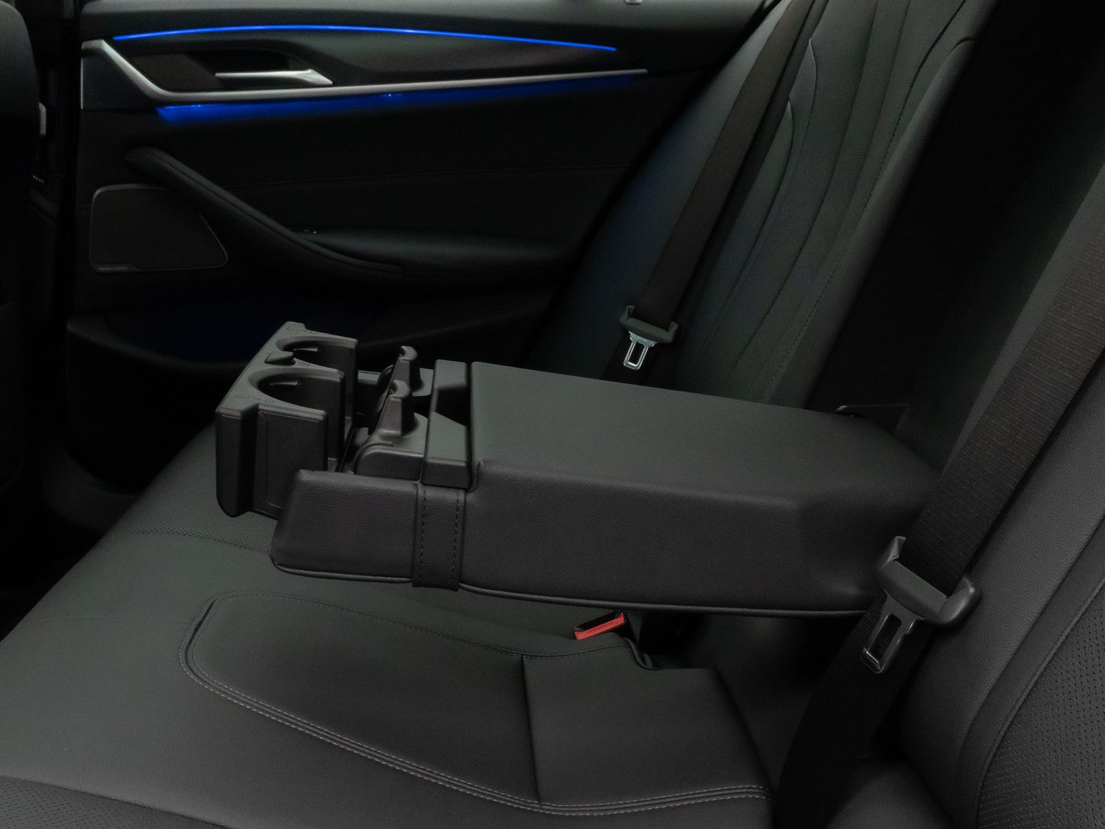 Fahrzeugabbildung BMW 520d xD M Sport Panorama Kamera HUD DAB H/K AHK