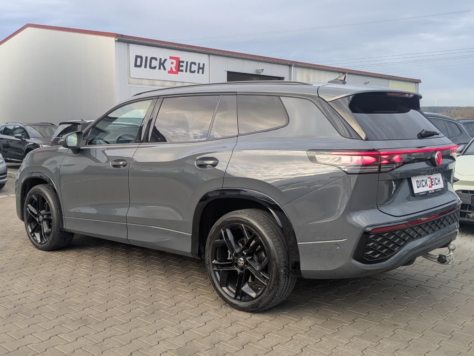 Fahrzeugabbildung Volkswagen Tayron 2.0 TDI 4M R-Line BLACK*7S*IQ*LEDER*PANO