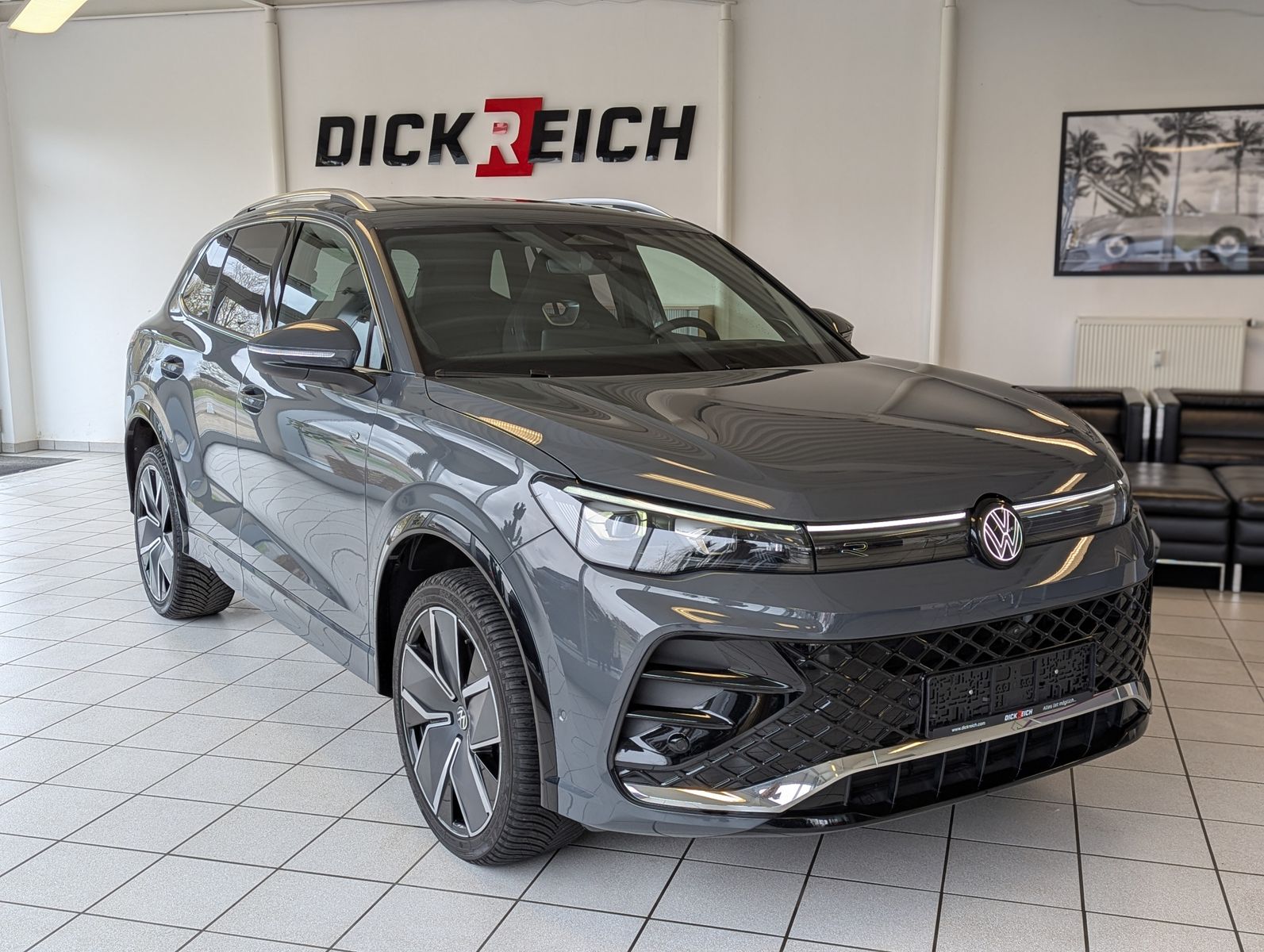 Fahrzeugabbildung Volkswagen Tiguan 2.0TDI R-Line 4M Pano H/K AHK Matrix 20"