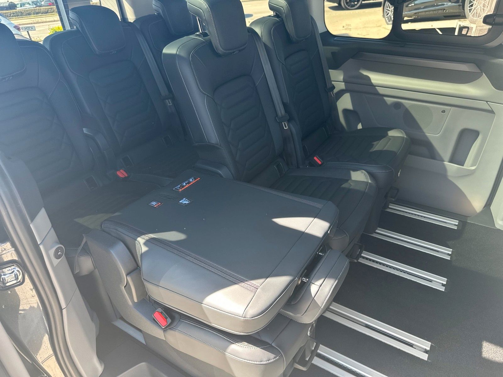 Fahrzeugabbildung Ford Tourneo Custom 320 L1 Titanium X AWD, STANDHEIZU