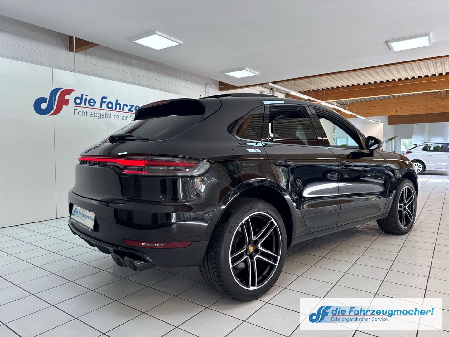 Fahrzeugabbildung Porsche Macan DE-Auto Pano Navi Memory S Soundsy LED Dyn