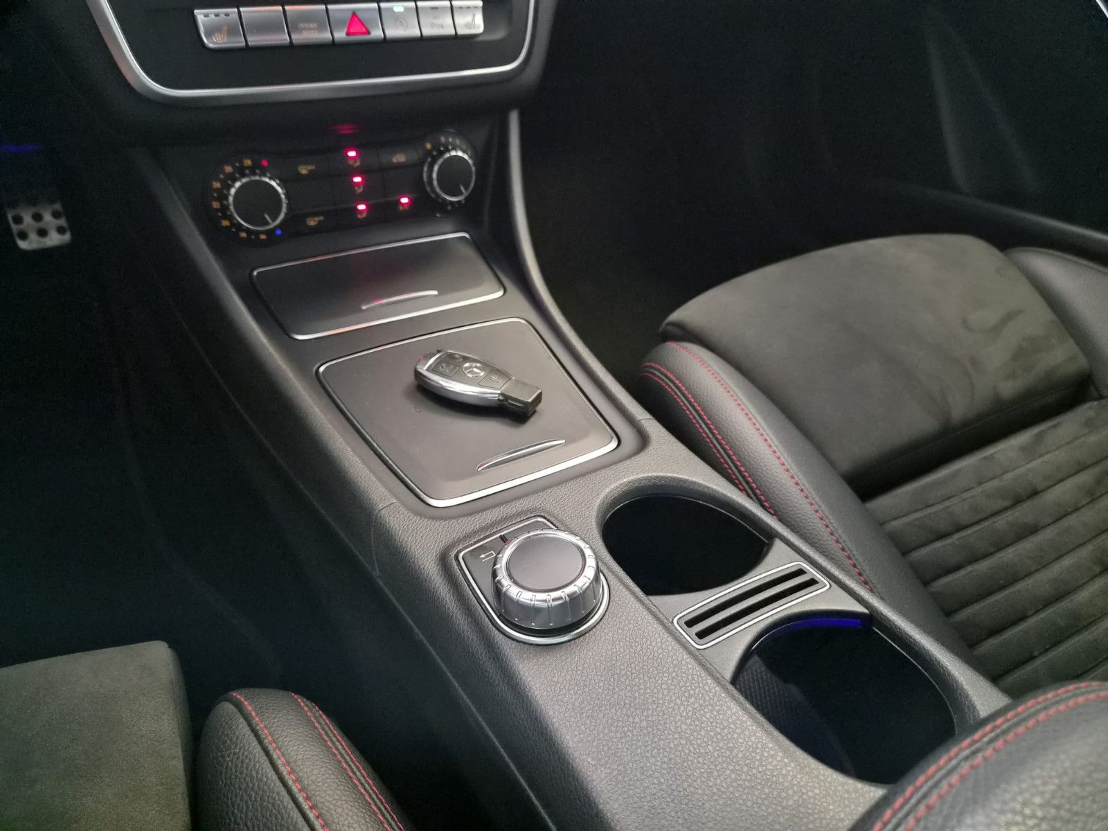 Fahrzeugabbildung Mercedes-Benz CLA 200 / Automatik / LED / AMG / GEPFLEGT