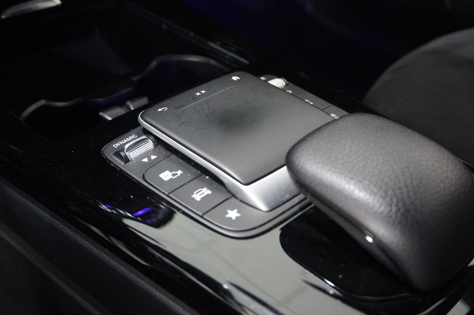 Fahrzeugabbildung Mercedes-Benz A 180 AMG LINE 7G-DCT NAVI/LED/VIRT./KAMERA/DAB+