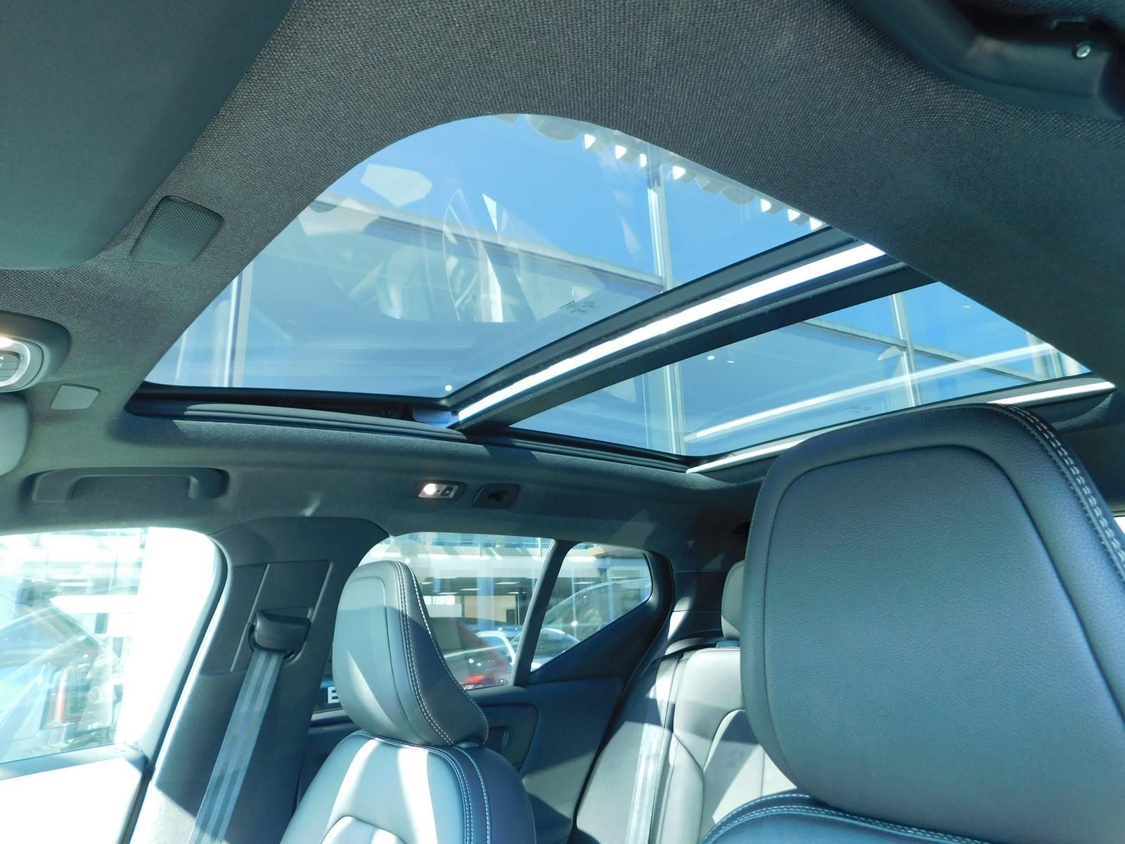 Fahrzeugabbildung Volvo XC40 B5 AWD R-Design