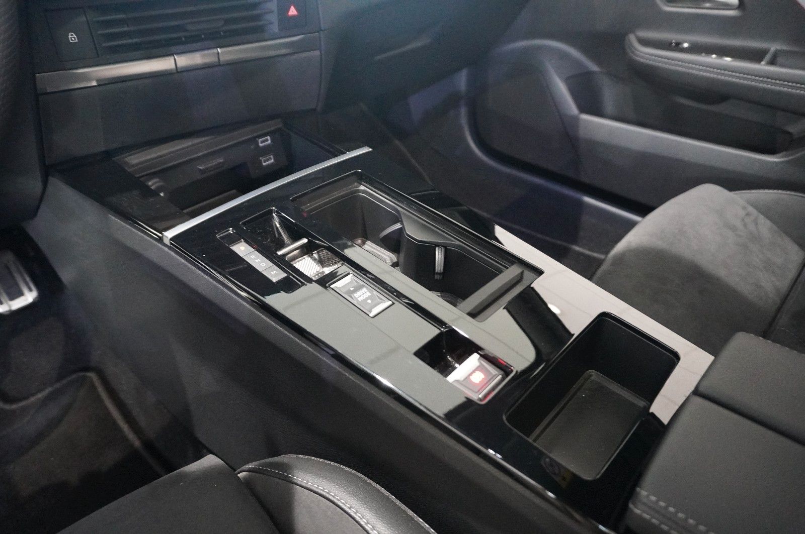 Fahrzeugabbildung Opel Astra L ST 1.2T ULTIMATE NAVI/LED/360°/HUD/AHK