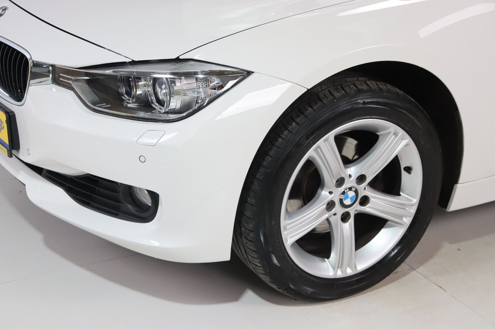 Fahrzeugabbildung BMW 320 i Touring xDrive * Bi- Xenon * Navi