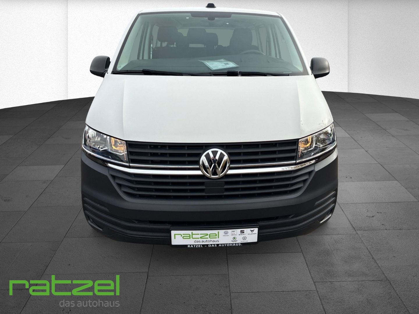 Fahrzeugabbildung Volkswagen T6.1 Kombi 2.0 TDI 9 Sitzer AHK Navi