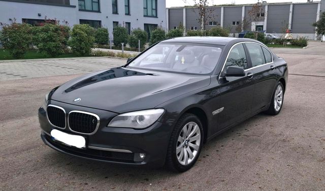 BMW 740i 326 PS