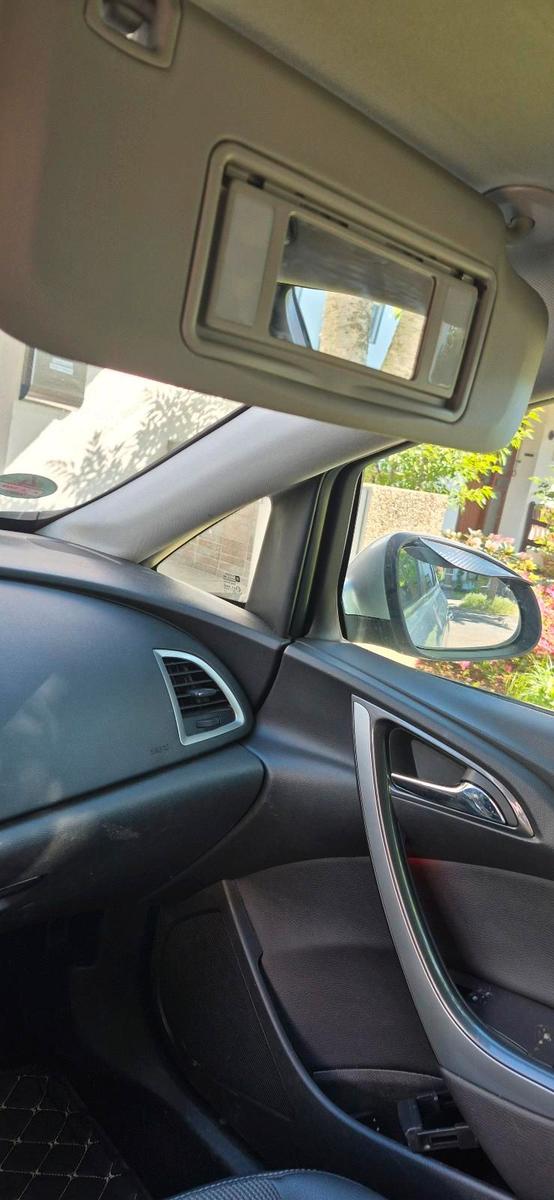 Opel Astra 2013 — photo 10