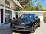 Porsche Macan - -