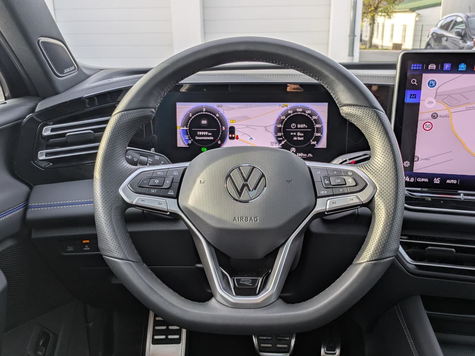 Fahrzeugabbildung Volkswagen Tiguan 2.0 TDI 4M R-Line PANO*H&K*AHK*MATRIX*20"