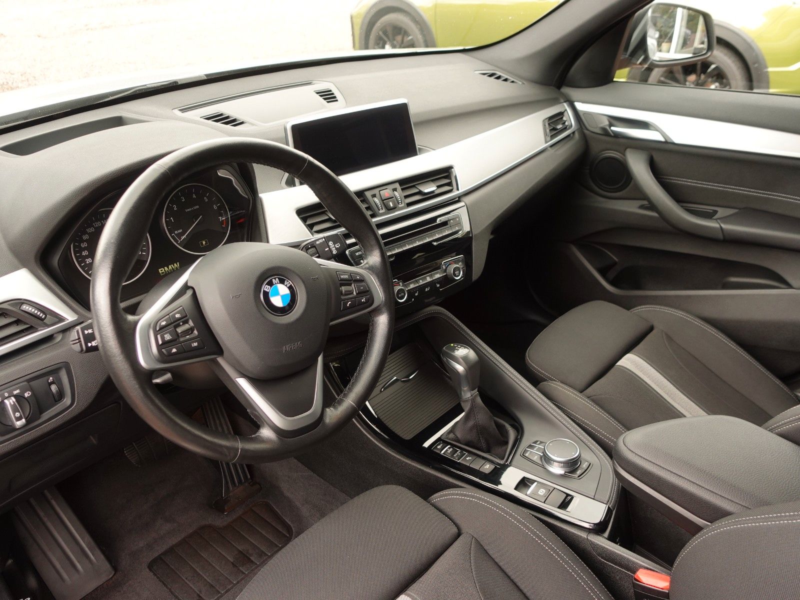 Fahrzeugabbildung BMW X1 xDrive20i A Sport Line