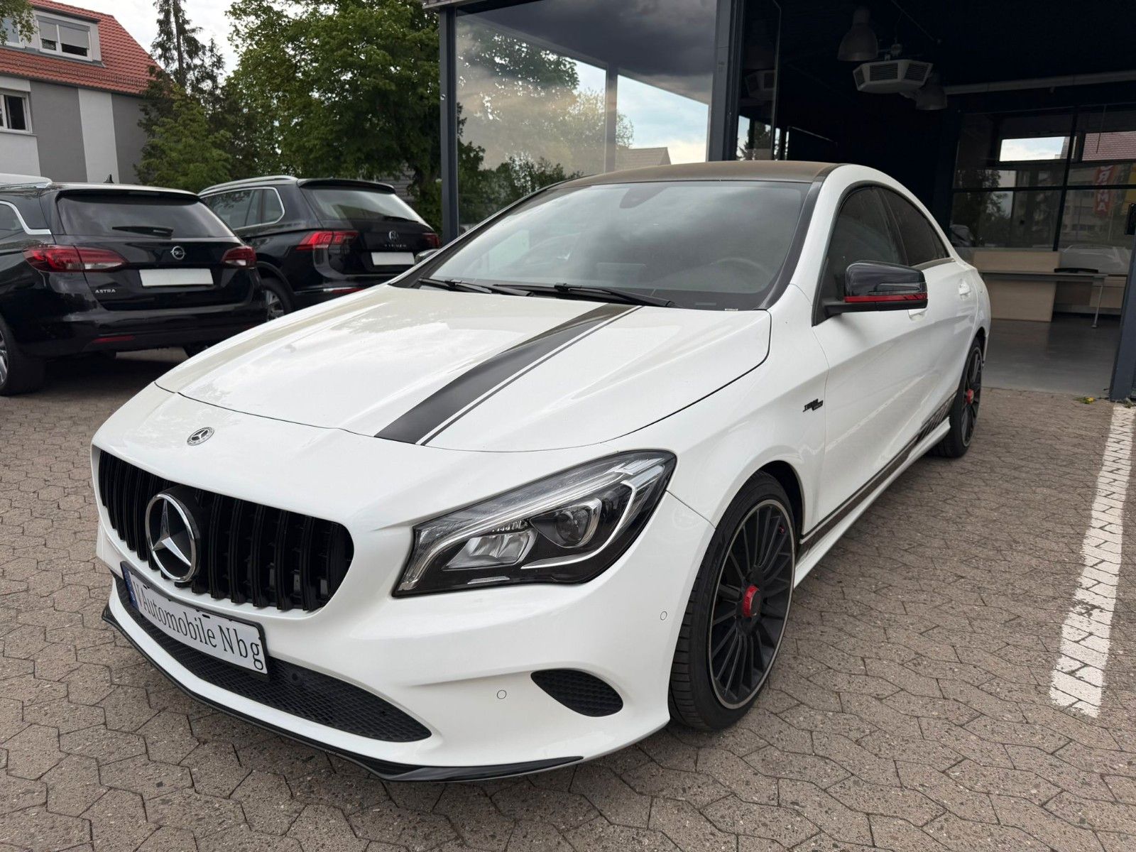MERCEDES-BENZ CLA 180 AUTOMATIK NAVI LEDER XENON SHZ AMG-LINE