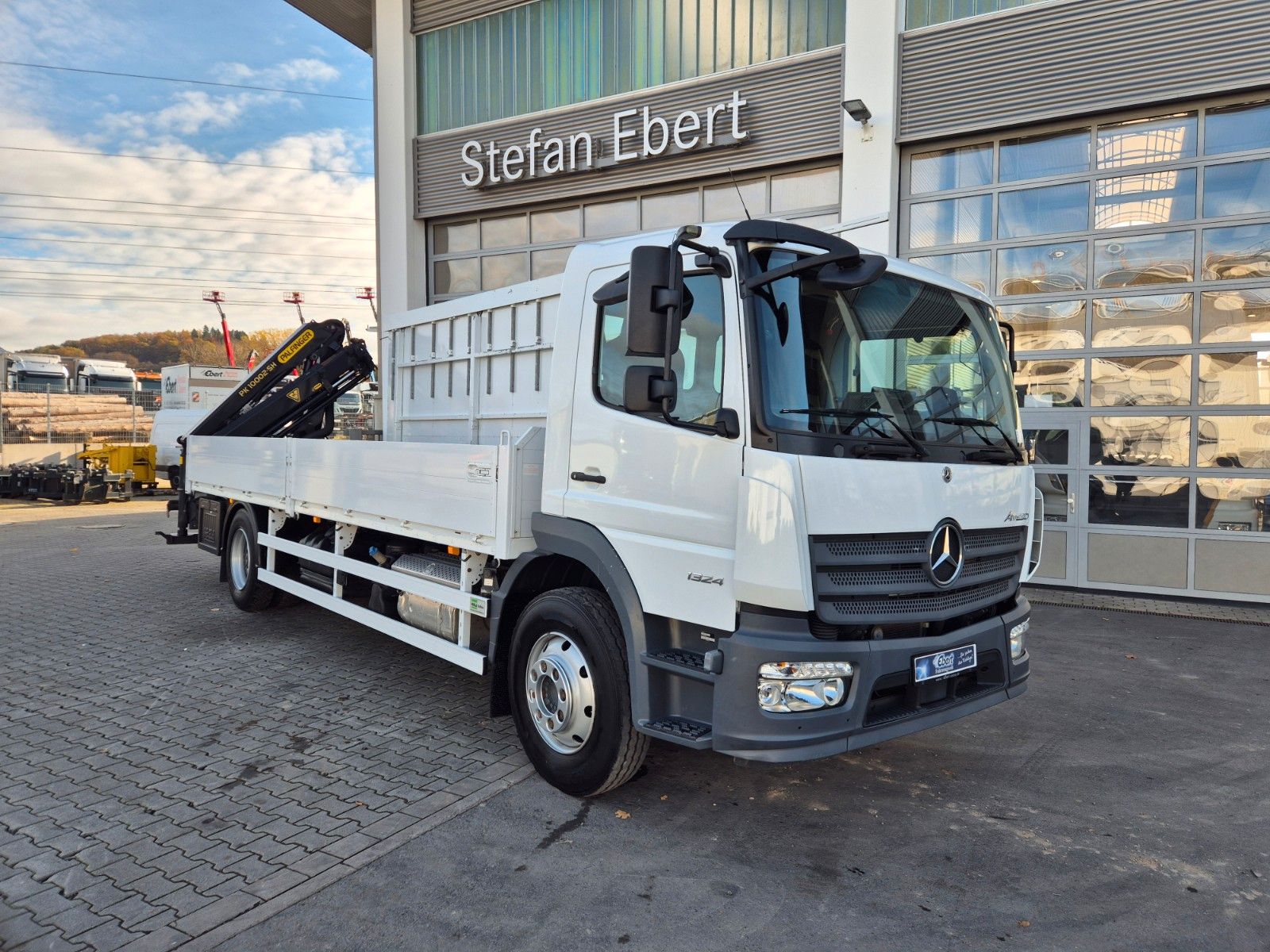 Fahrzeugabbildung Mercedes-Benz Atego 1324 L Glaswand Heckkran PK10002 SH Funk