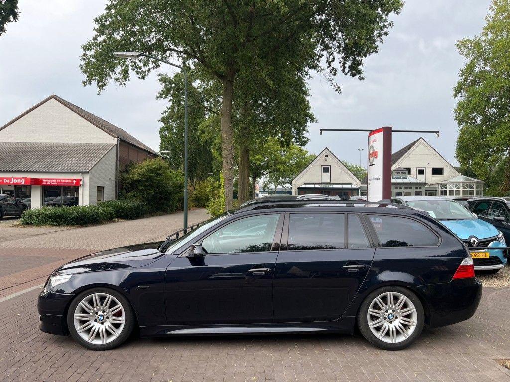 BMW 520 2010 — салон