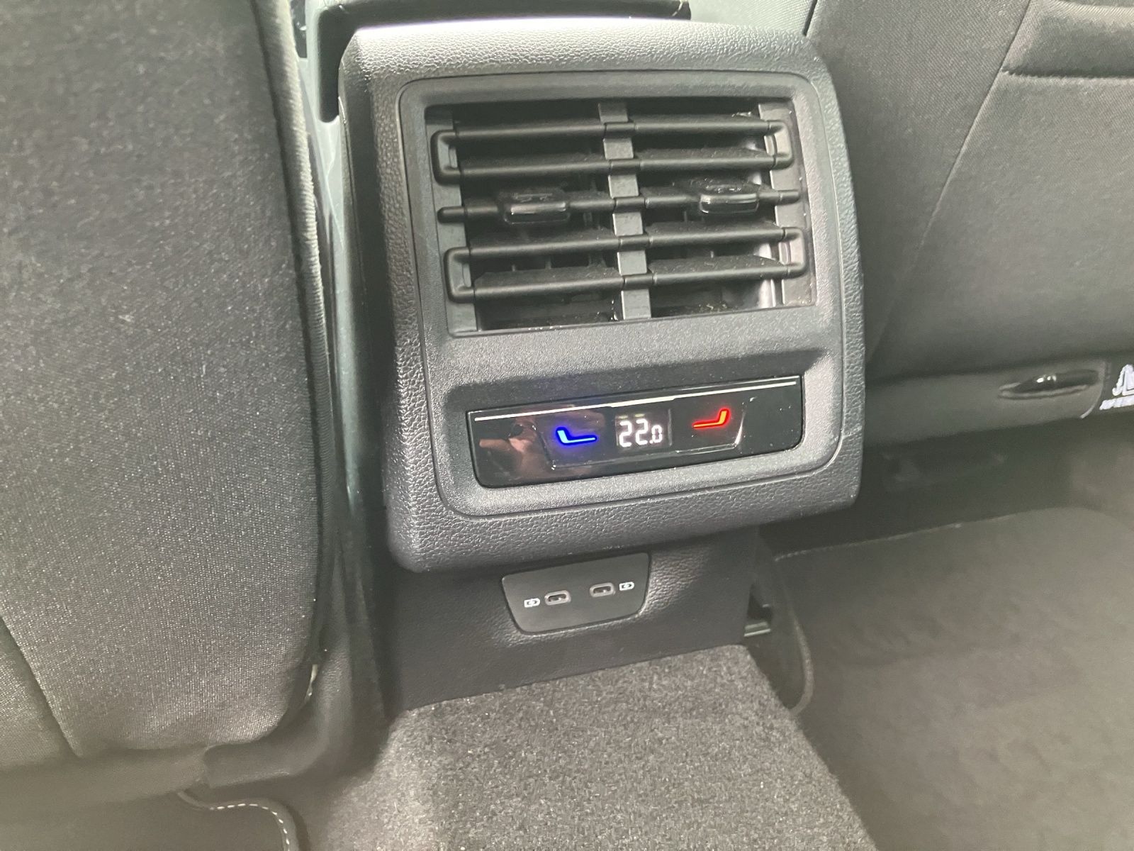 Fahrzeugabbildung Volkswagen Golf VIII Variant TDI Style DSG LED+ Navi ACC AI