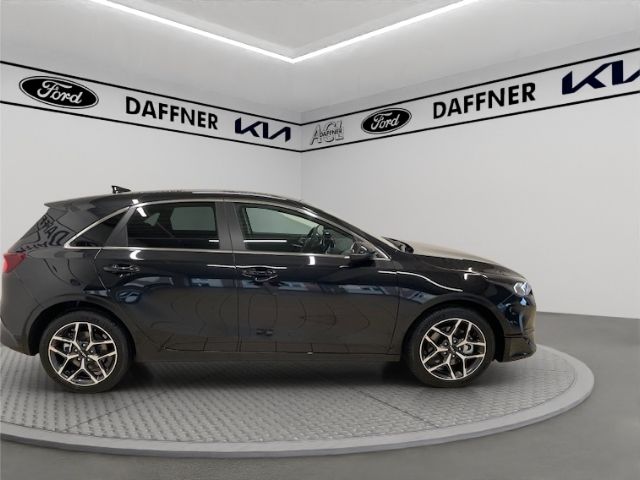 Fahrzeugabbildung Kia Ceed Ultimate VerkehrszeichenERK totWinkelASS