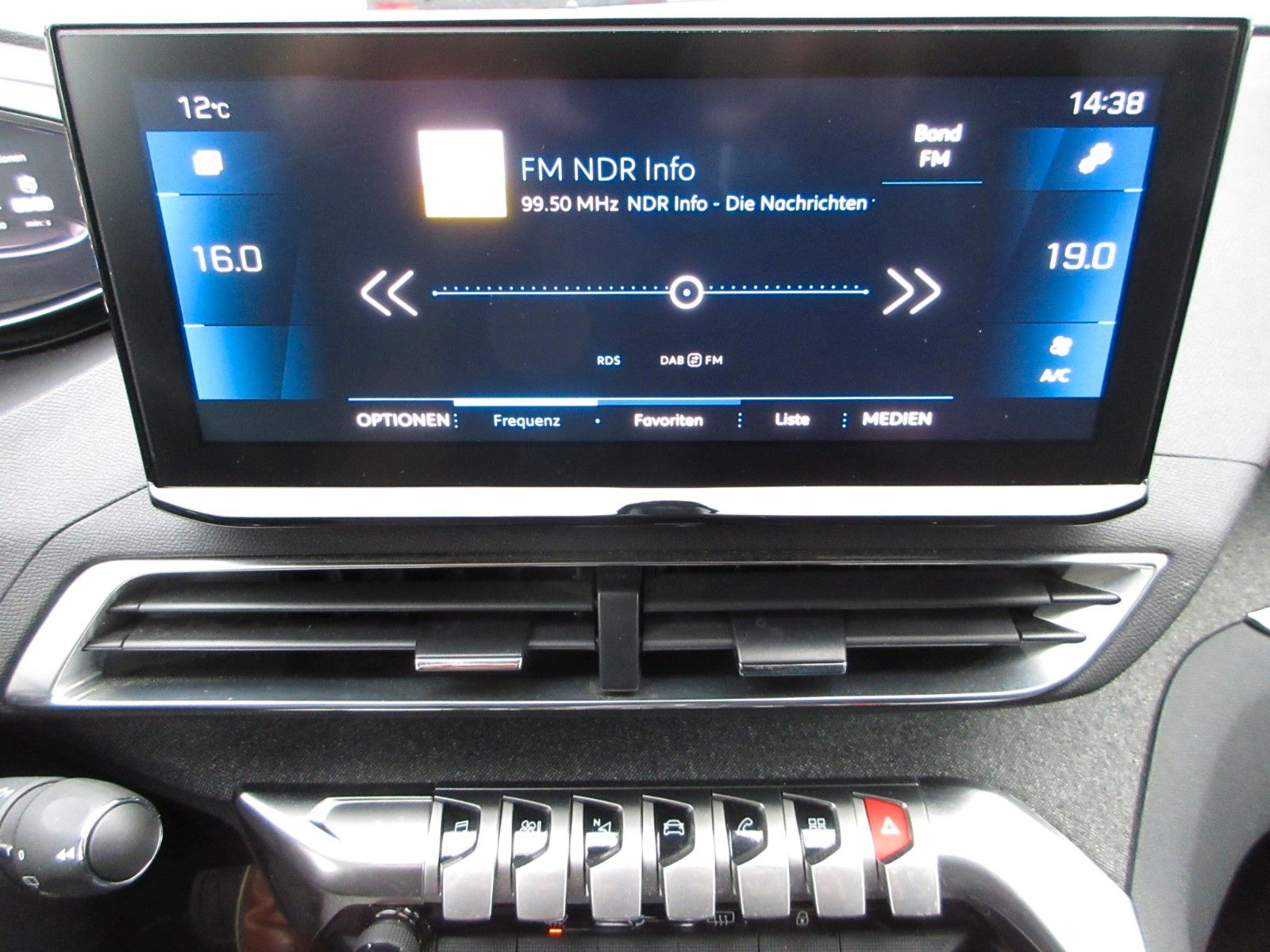 Fahrzeugabbildung Peugeot 5008 Allure Pack 1.5D LED/NAVI/AHK/PDC/R´CAM