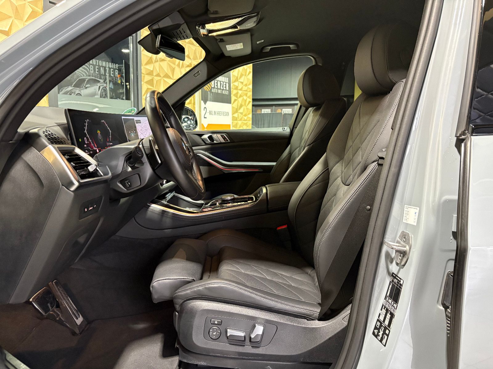 Fahrzeugabbildung BMW X5 30 d xDrive M Sport/HEAD-UP/360°/SOUND/AMBIEN