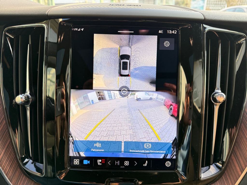 VOLVO XC60 T6 AWD Plug-in Hybrid Plus Bright Adaptives VOLVO XC60 T6 AWD Plug-in Hybrid Plus Bright Adaptives