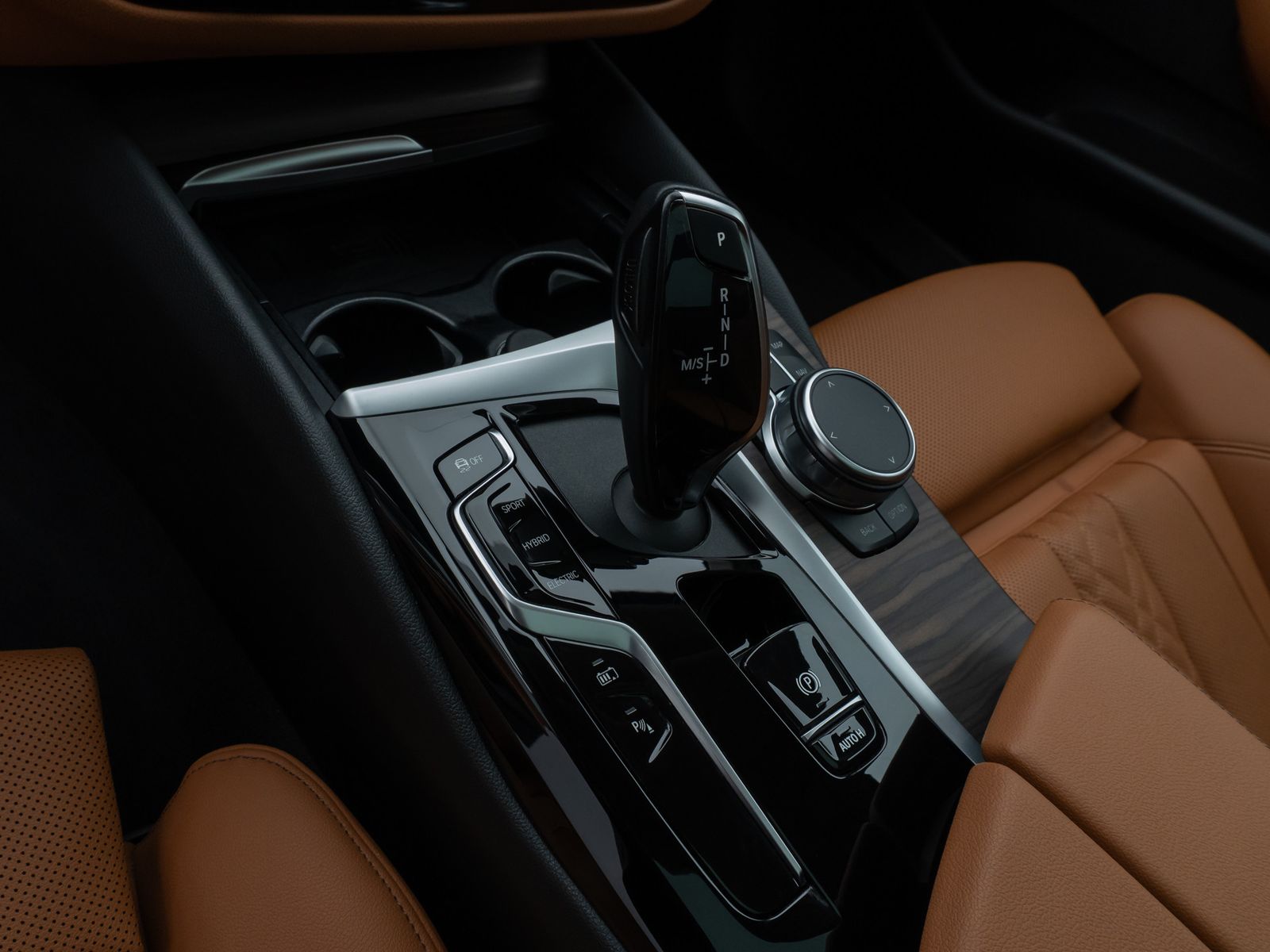 Fahrzeugabbildung BMW 530e Panorama Kamera HUD DAB HiFi Alarm Sport