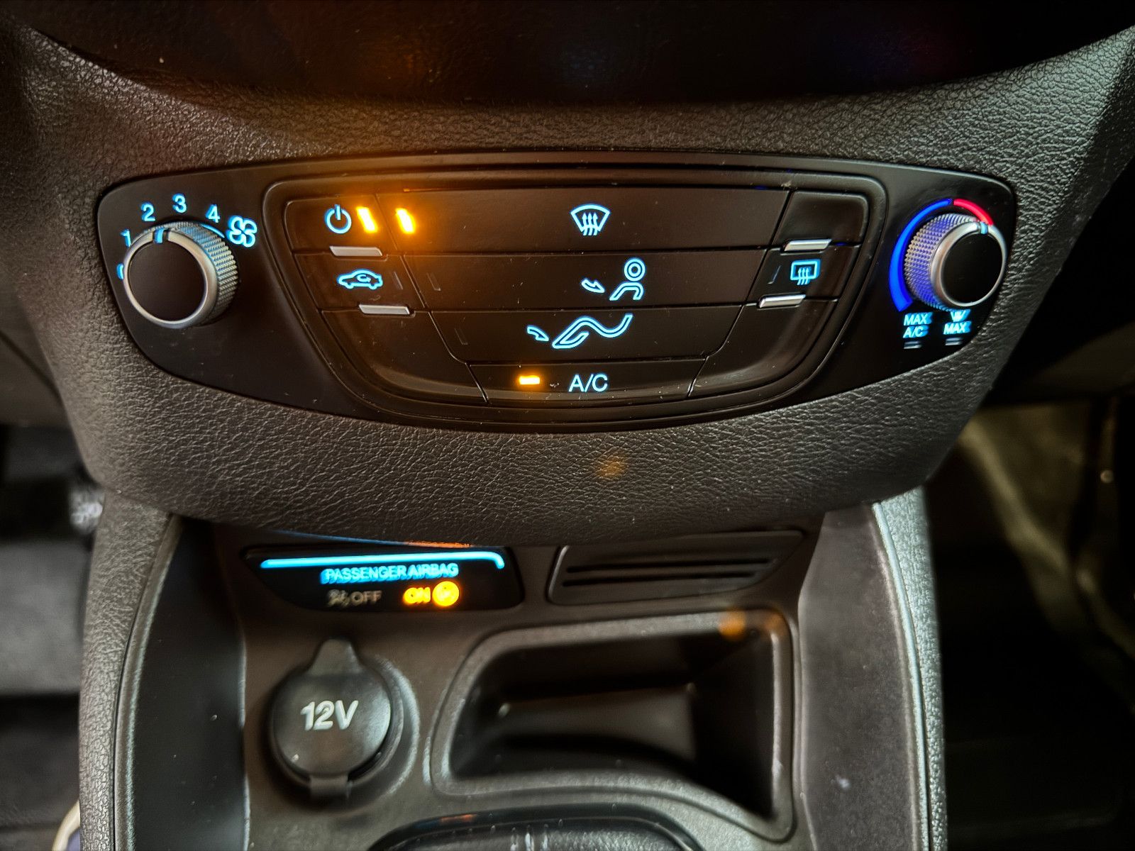 Fahrzeugabbildung Ford Tourneo Courier 1.5 TDCI TREND SERVICE & TÜV NEU