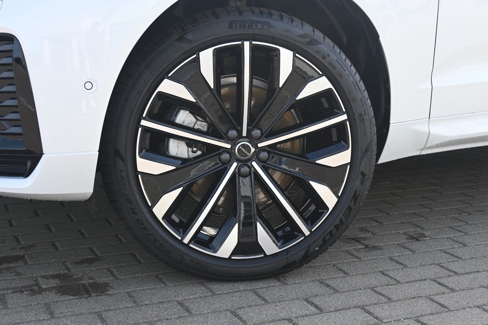 Fahrzeugabbildung Volvo XC60 T8 RC AWD Ultra Dark**360*LUFT*B&W*FACELIFT