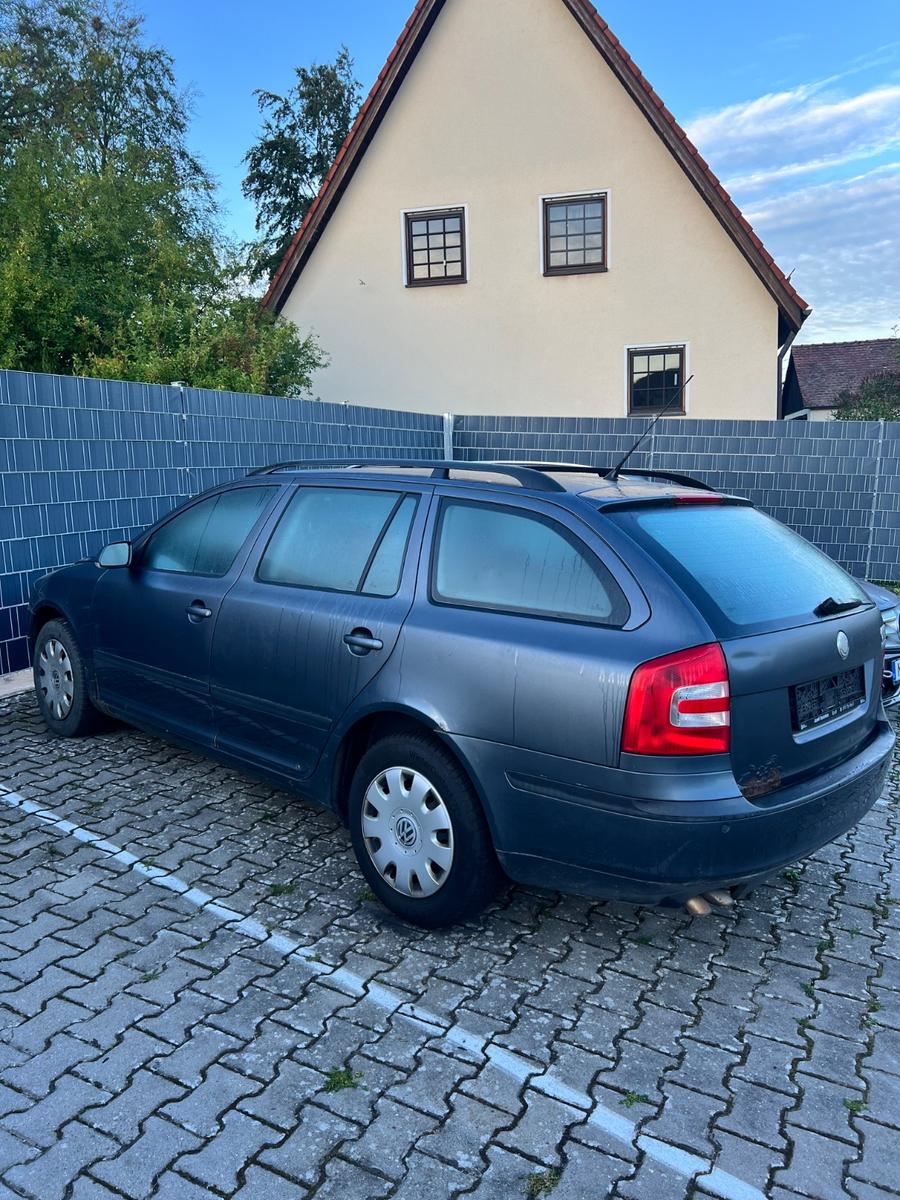 Skoda Octavia 2008 — rear view