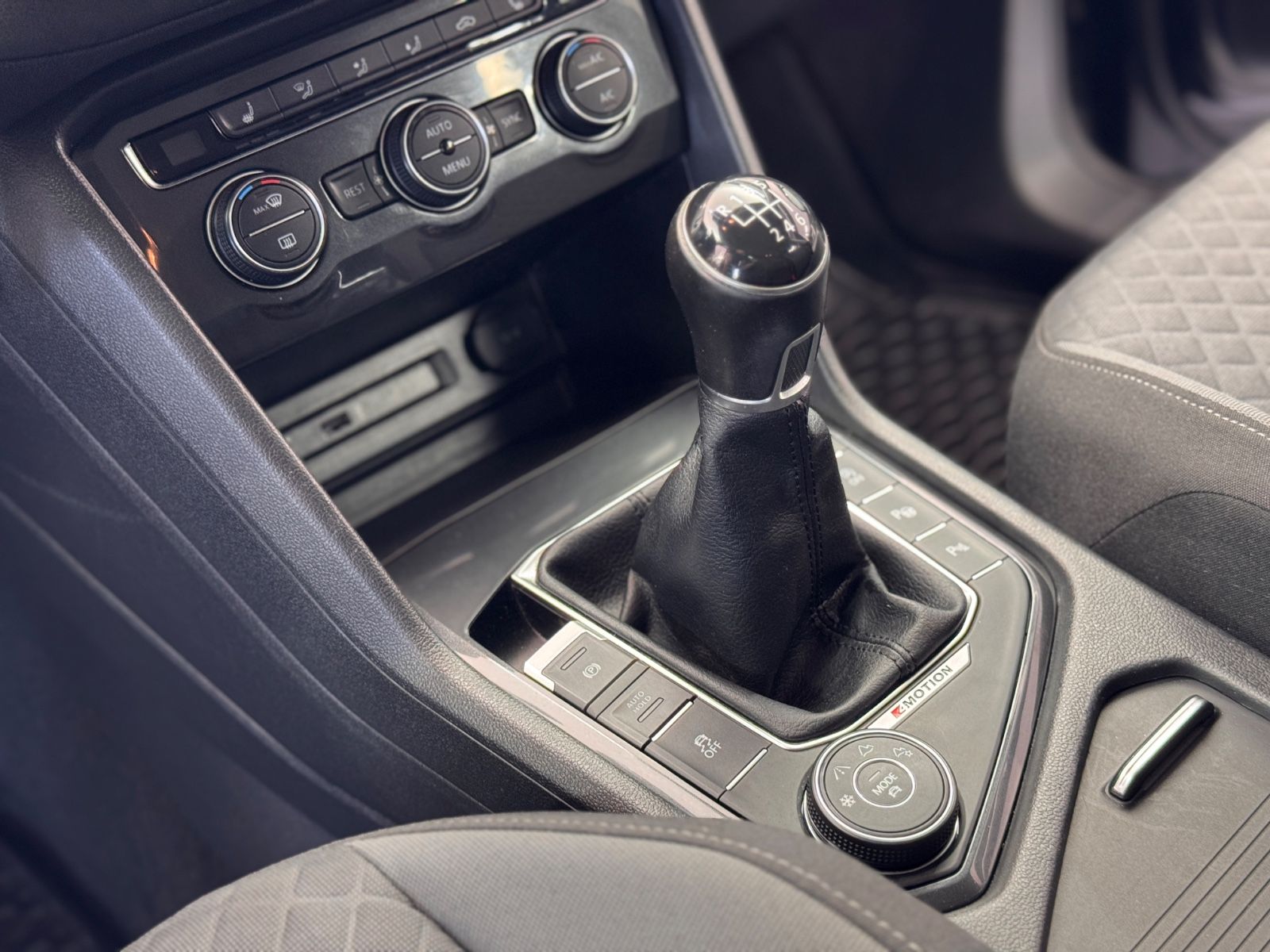 Fahrzeugabbildung Volkswagen Tiguan Comfortline 4Motion|NAVI|KAMERA|1.HAND